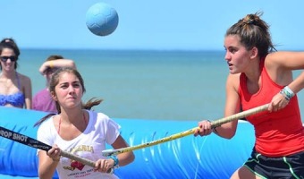 En la playa tambin se juega al hockey